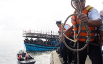 Tàu hải quân cứu 12 ngư dân, đưa về Lý Sơn