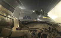 Tai nạn nghiêm trọng, xe đầu kéo mất lái va xe tải trong hầm Hải Vân