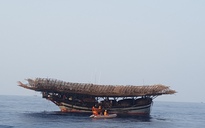 Cứu tàu câu mực với 52 ngư dân suýt đâm đá ngầm ở Hoàng Sa