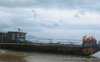 Ứng cứu tàu vỏ thép bị sóng lớn đánh trôi dạt vào vùng biển Đà Nẵng