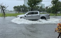 Bão số 5: Đường phố Đà Nẵng ngập nước do mưa to, cống thoát quá tải