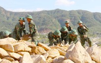 Mưa lũ lịch sử Đà Nẵng 2022: Chiến sĩ Quân khu 5 vượt khó khăn giúp dân