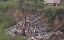 Xe tải đổ chất thải nguy hại ra môi trường