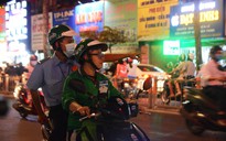 Dân nhậu Sài Gòn sợ CSGT bắt thổi nồng độ cồn: Xe ôm công nghệ nổ cuốc liên miên