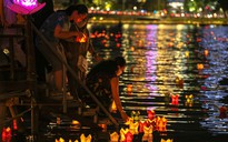 Hoa đăng lung linh trên sông Hương nguyện cầu quốc thái dân an