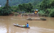 Kon Tum: Điều cano hỗ trợ người dân bị cô lập do trôi cầu