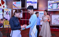 'Hoa hậu Phụ nữ người Việt quốc tế 2016' đeo ruy băng đỏ cho H’Hen Niê