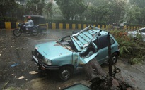 Thảm họa kép cho Ấn Độ: hứng bão lớn khi đang chống dịch Covid-19