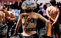 Phụ nữ Đức để ngực trần đạp xe biểu tình đòi quyền bình đẳng cởi áo