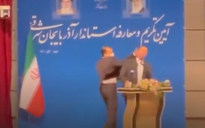 Vợ 'bị' y tá nam chích ngừa, chồng tát tân thống đốc Iran ngay trong lễ nhậm chức