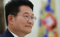 Chủ tịch đảng cầm quyền Hàn Quốc bất ngờ bị đánh vào đầu phải nhập viện