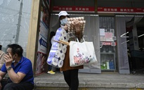 Lo phong tỏa, người dân Bắc Kinh đổ xô tích trữ nhu yếu phẩm