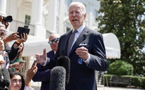 Tổng thống Biden xem xét tạm dừng đánh thuế xăng dầu