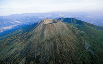 Mải mê selfie, du khách Mỹ lọt vào miệng núi lửa ở Ý