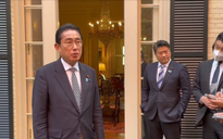 52 tuổi, trợ lý thủ tướng Nhật Bản vẫn bị mẹ mắng vì đút tay vào túi quần