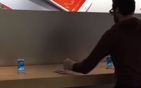 Apple Store bị khách hàng đập phá iPhone