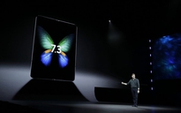 Vì sao Samsung dùng thiết kế gập màn hình Galaxy Fold vào trong?