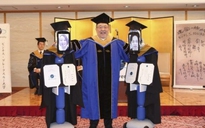 Trường đại học Nhật tổ chức tốt nghiệp bằng robot và video trực tuyến