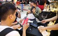 iPhone 12 chính thức mở bán tại Việt Nam, hàng trăm khách nhận máy trong đêm