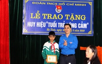 Trao Huy hiệu Tuổi trẻ dũng cảm cho nam sinh cứu sống 2 em nhỏ bị đuối nước