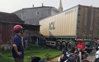 Xe container mất lái, lao vào nhà dân ở Hà Tĩnh