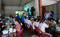 Thanh niên tình nguyện ở Hà Tĩnh nấu cơm miễn phí phục vụ sĩ tử đi thi
