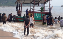 Cứu 3 ngư dân Hà Tĩnh bị chìm tàu trên biển