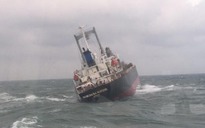 Cứu 18 thuyền viên Thái Lan trên tàu hàng sắp chìm ở vùng biển Hà Tĩnh