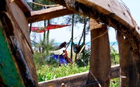 Người dân Hà Tĩnh ra biển dựng lều trốn nắng nóng