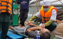 Cứu sống 8 ngư dân trên tàu cá bốc cháy, bị chìm ở vùng Hà Tĩnh