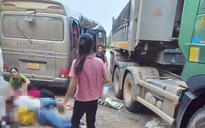 Nghệ An: Xe chở công nhân va chạm xe tải, 20 người phải nhập viện