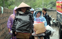 Đội mưa vào cứu trợ người dân vùng mưa lũ Quảng Ninh