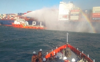 Tàu biên phòng đưa chuyên gia tiếp cận xử lý sự cố cháy tàu APL Vancouver