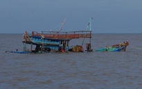 Tàu cá Quảng Nam thả trôi ở Hoàng Sa đang được lai kéo về bờ