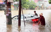 Mưa lớn xối xả trong đêm ‘nhấn chìm’ nhiều đường, phố Lào Cai