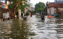 Ba ngày sau mưa lớn, chiều nay nhiều khu vực Hà Nội vẫn chìm trong nước