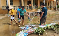Xót xa hình ảnh giáo viên mò tìm, rửa sách giáo khoa sau lũ ống ở Lào Cai
