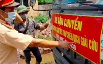 Bắc Giang: Cảnh sát giao thông yêu cầu tài xế gỡ biển ‘giải cứu nông sản’