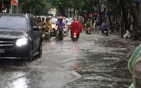 Nhiều tuyến phố Hà Nội ngập sâu sau mưa lớn, giao thông rối loạn
