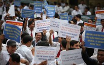 Hàng trăm tài xế Vinasun giăng biểu ngữ, khẩu hiệu tại phiên xử 'Vinasun kiện Grab'