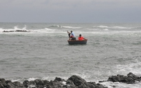 Quảng Ngãi: 2 vợ chồng đi hái rong mứt bị rơi xuống biển, chồng mất tích