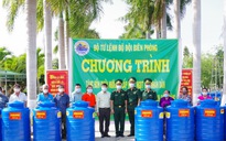 Tặng bồn chứa nước, cấp nước cho các hộ nghèo Sóc Trăng trong mùa nắng hạn khốc liệt