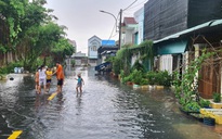Mưa cực lớn, đường phố nội ô TP.Bạc Liêu đã nâng cấp vẫn chìm trong biển nước