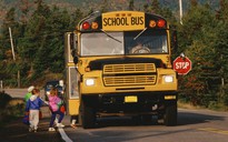 Cấm học sinh đọc sách trên xe buýt… vì lý do an toàn