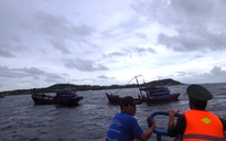 Chìm tàu cá tại Cửa Việt, 6 ngư dân bơi thuyền thúng vào bờ