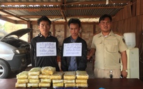 Hai người Lào mang theo súng và 118.000 viên ma túy, tông nát xe biên phòng