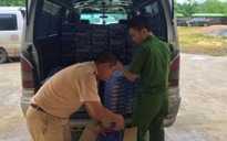 Công an Quảng Trị bắt giữ 3 xe ô tô 'kính đen' nhét đầy hàng lậu