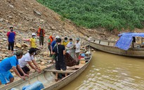 Sạt lở thủy điện Rào Trăng 3: Đưa thi thể nạn nhân đầu tiên khỏi hiện trường