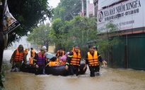 Giải cứu hàng chục giáo viên, học sinh mắc kẹt trong ngôi trường bị nước vây