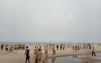 Quảng Trị: Hàng trăm người cùng xuống bãi biển Cửa Việt nhặt rác